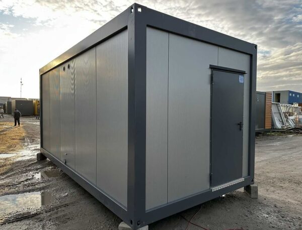 Санитарен Контейнер 3×6 Метра – 6 Душá, 2 Мивки, Бойлер 300 Литра
