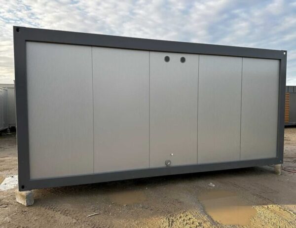 Санитарен Контейнер 3×6 Метра – 6 Душá, 2 Мивки, Бойлер 300 Литра