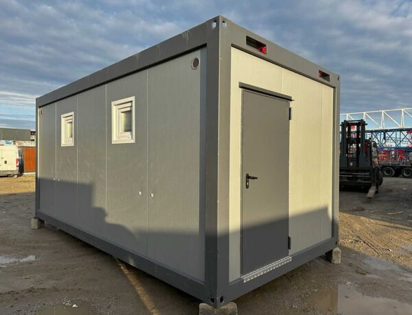 Санитарен Контейнер 3×6 Метра – 6 Душá, 2 Мивки, Бойлер 300 Литра